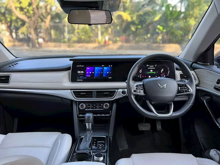 2025 Mahindra XUV700: New Features, Variants, and Price Details for India 3 637785498737022380 Mahindra XUV700 dash 2