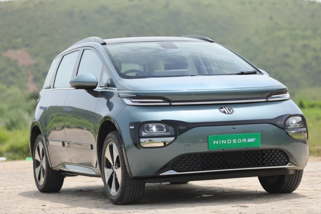 MG Windsor 2025: India's New Affordable Electric CUV Explained 4 MG Windsor Turquoise Green Front Three Quarters